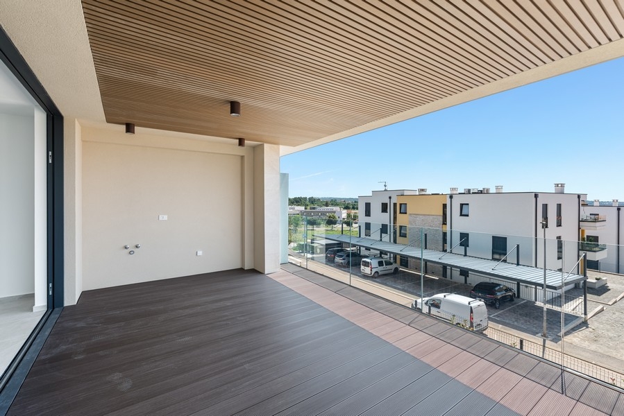 Täckt terrass på fastighet A3874 i Istrien, Kroatien.