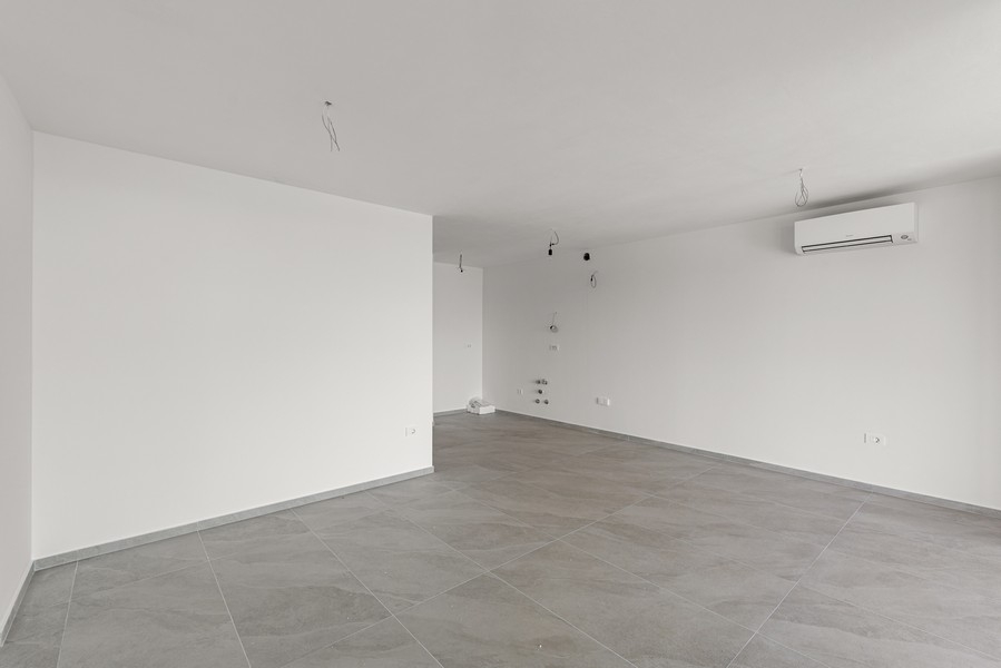 Öppen planlösning med köksanslutningar och luftkonditionering