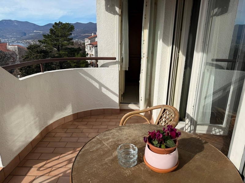 Täckt lägenhet i fastighet A3875 i Kroatien - Panorama Scouting.