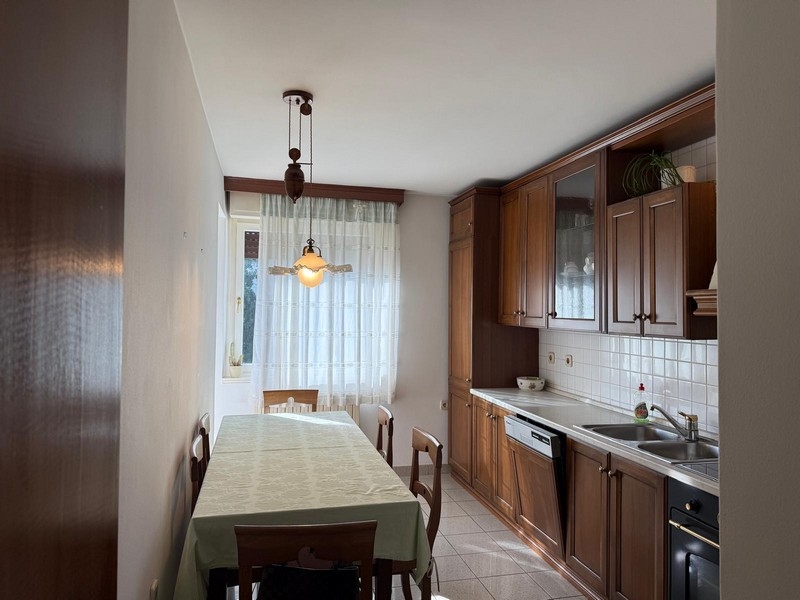 Kök-vardagsrum med utrustat kök och matbord