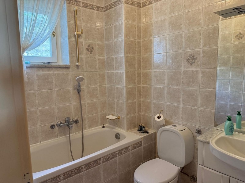 Badrum med badkar och toalett