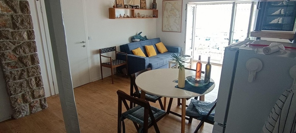 Öppet vardagsrum och matplats med utsikt mot hamnen