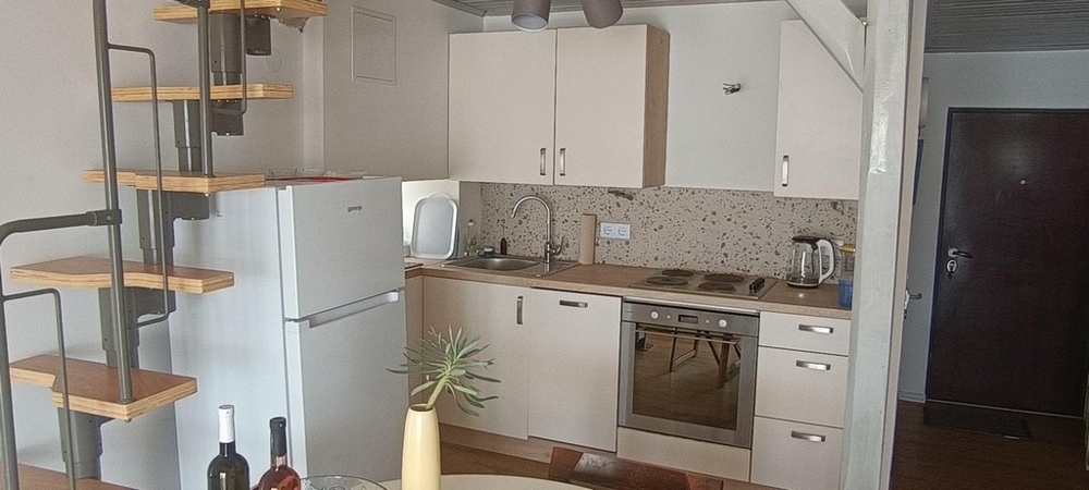 Kök med inbyggda vitvaror och öppen planlösning