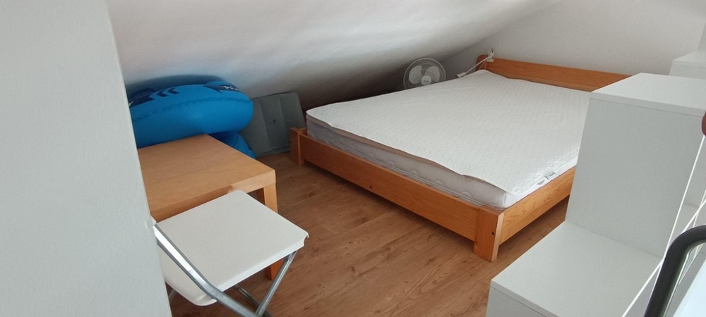 Sovplats på läktaren med snedtak