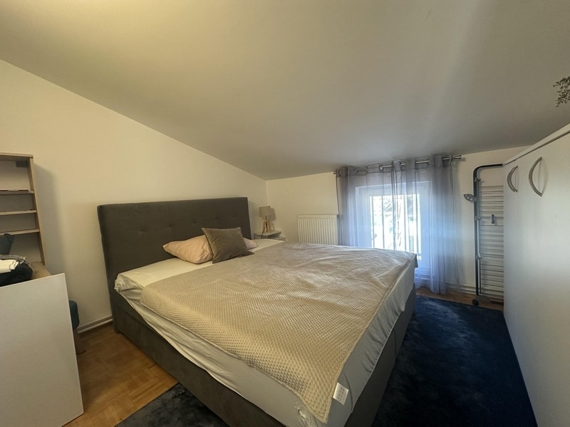 Ytterligare ett sovrum med dubbelsäng på vinden