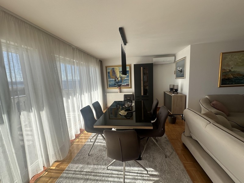 Matplats med bord och fönster från golv till tak