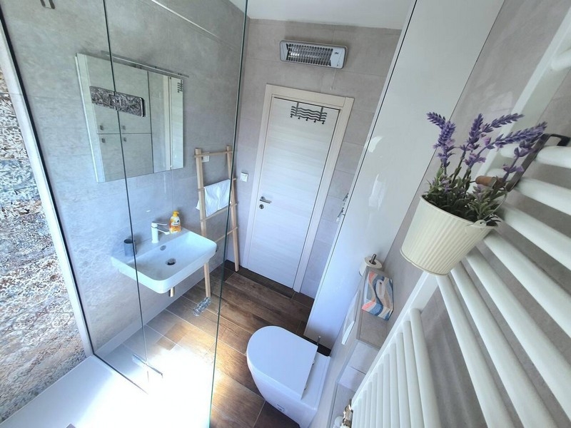 Modernt badrum med dusch och dagsljus