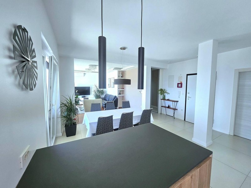 Köksö med utsikt mot matplats och entréhall