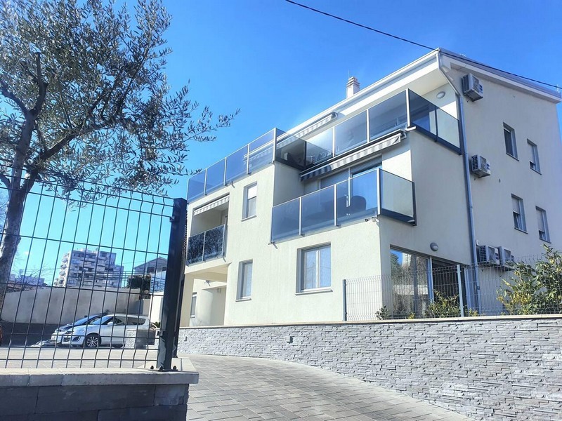 Flerfamiljshus med glasbalkonger och infart, Rijeka