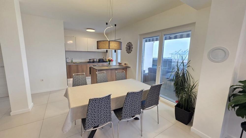 Matplats med bord och sex stolar och tillgång till terrassen