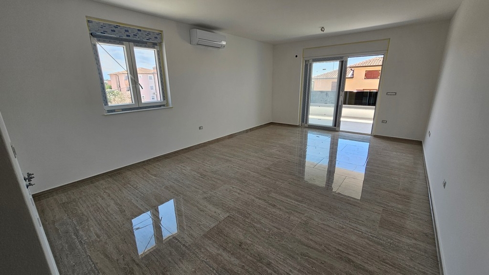 Vardagsrum och utsikt över terrassen på fastighet A3884, Kroatien.