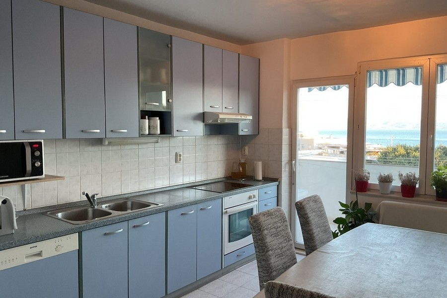 Kök, matplats och terrassutsikt