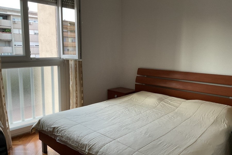 Sovrum med fönster.