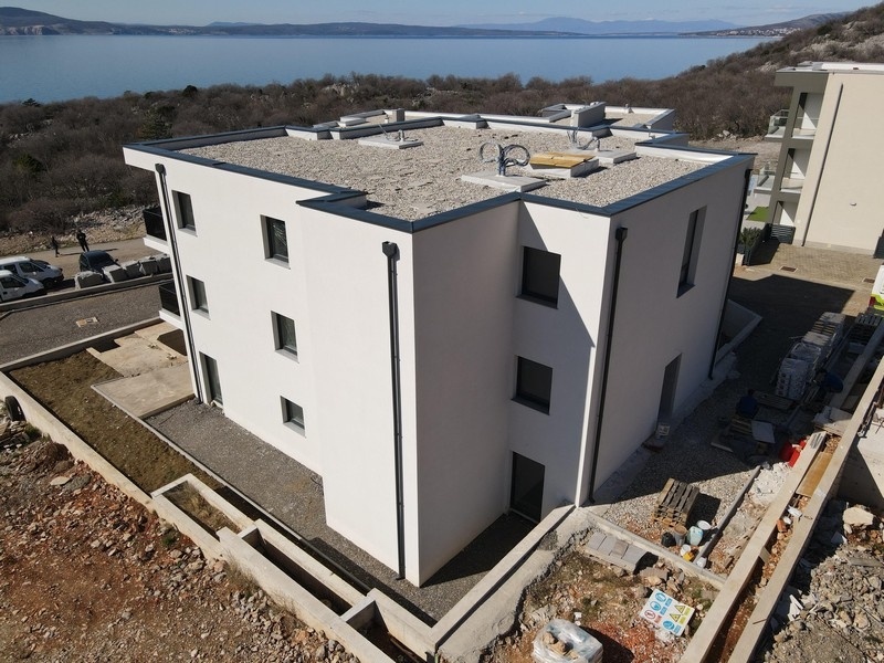 Nytt hyreshus med platt tak och modern arkitektur nära kusten