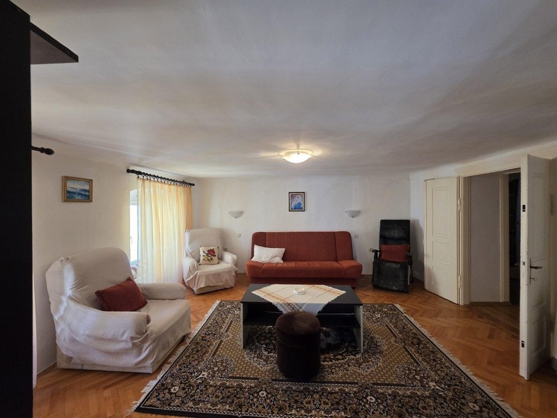 Stort vardagsrum med parkettgolv i lägenhet