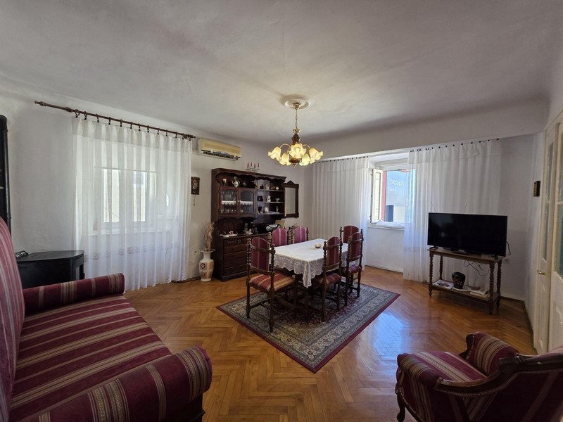 Möblerat vardagsrum med erbjudande A3884 i Senj, Kroatien.