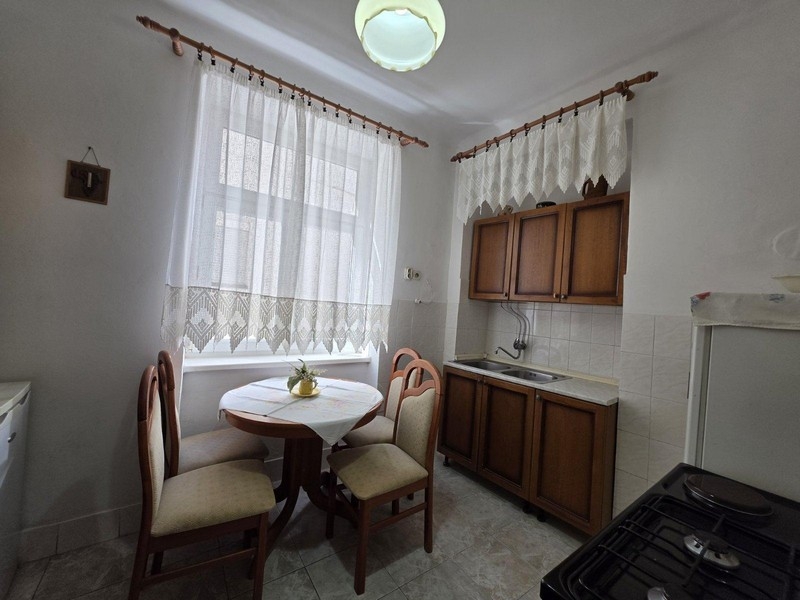 Kök med matplats vid fönstret