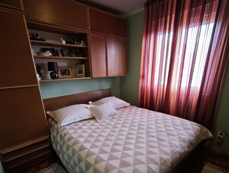 Sovrum med dubbelsäng och fönster