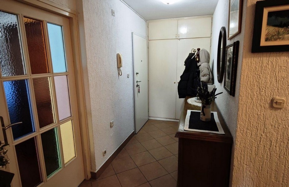 Entré till lägenheten med garderob och inbyggt skåp