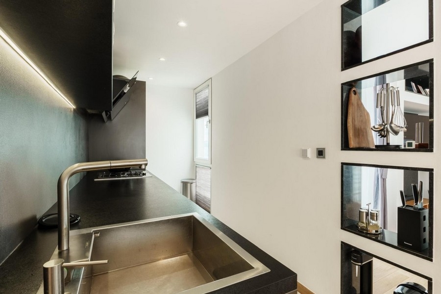 Modernt kök med arbetsyta