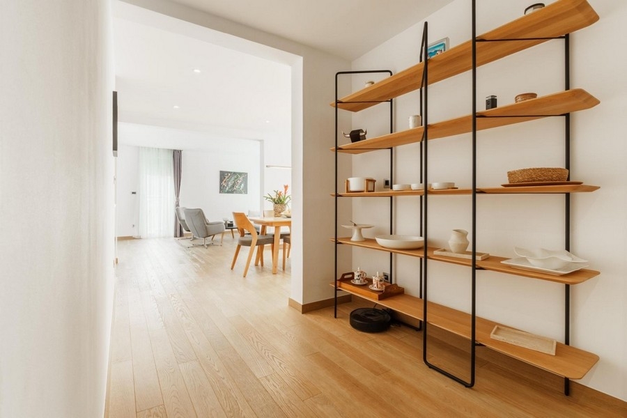 Öppet vardagsrum med hyllor lägenhet Split