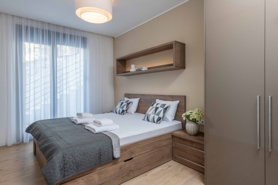 Sovrum med utgång till terrassen.