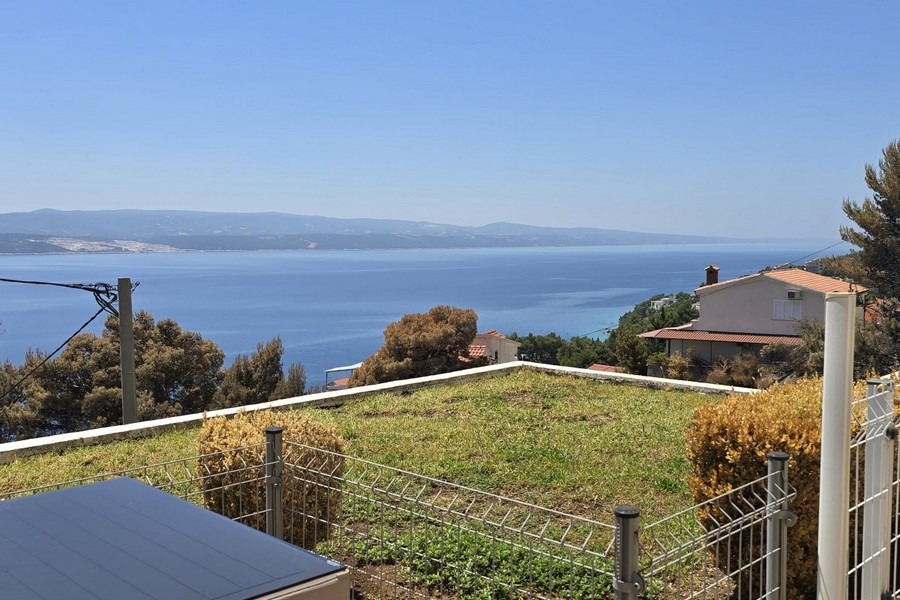 Havsutsikt från lägenhet A3891 till salu nära Omis, Kroatien.