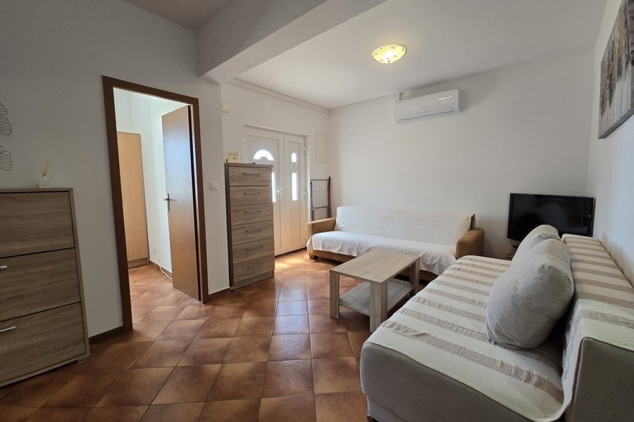 Luftkonditionerat vardagsrum i fastighet A3891 nära Omis i Kroatien.