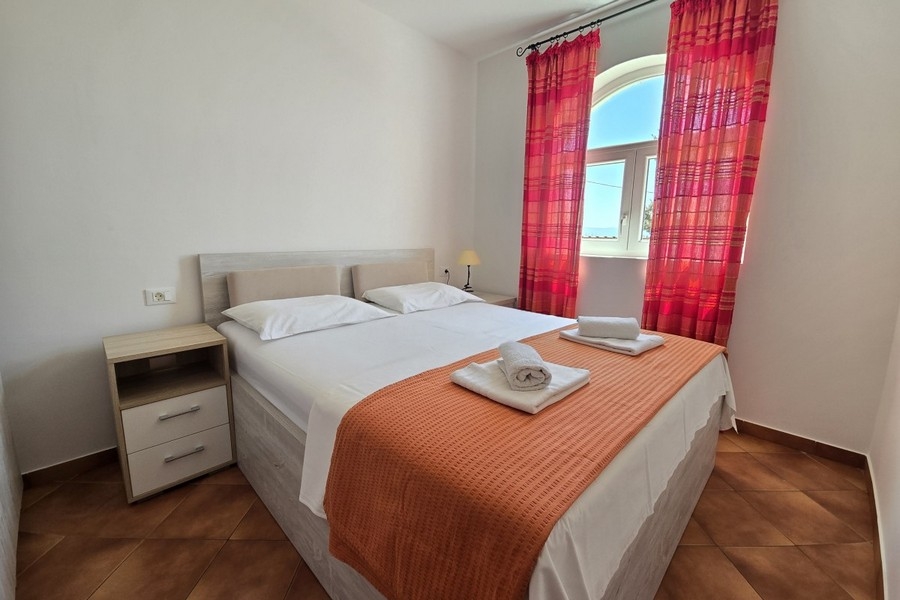 Sovrum med dubbelsäng och fönster