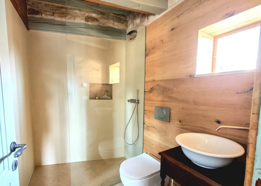 Modernt badrum i gammal stadslägenhet i Kroatien.