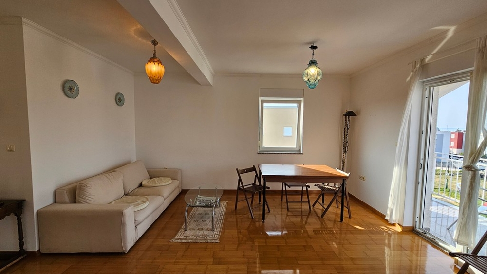 Ljust vardagsrum med ett öppet utrymmeskoncept - lägenhet A3893