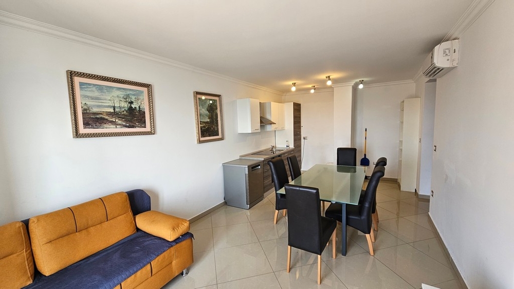 Luftkonditionerat vardagsrum i lägenhet A3894, som är till salu i Istrien.