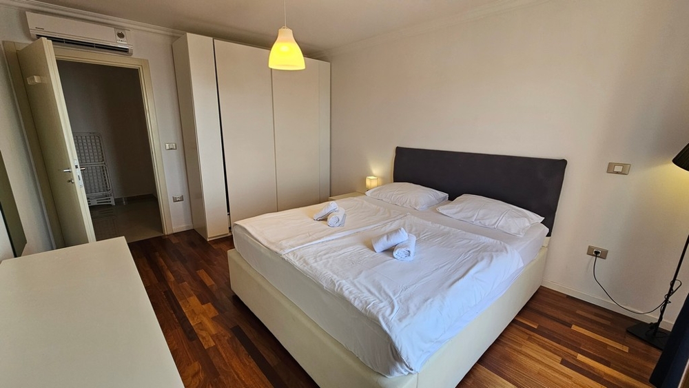 Rymligt sovrum med dubbelsäng och garderob