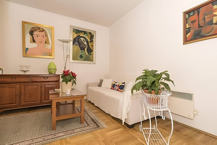 Medelhavsboende på fastighet A3895 nära Omis i Dalmatien.