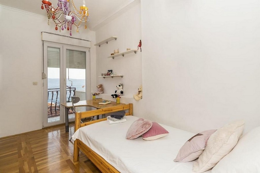 Barnrum med säng och tillgång till balkong med havsutsikt