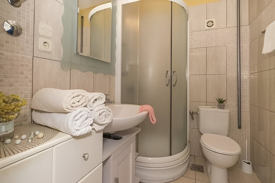 Badrum med dusch och handfat