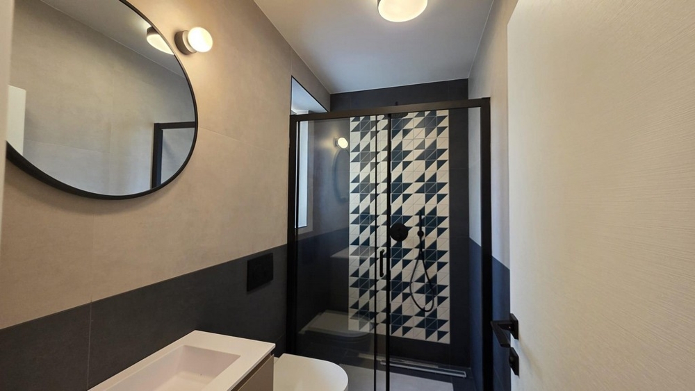 Köksdel med inbyggda vitvaror och utgång till balkong