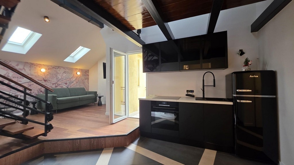 Vardagsrum med öppet kök och modern utrustning