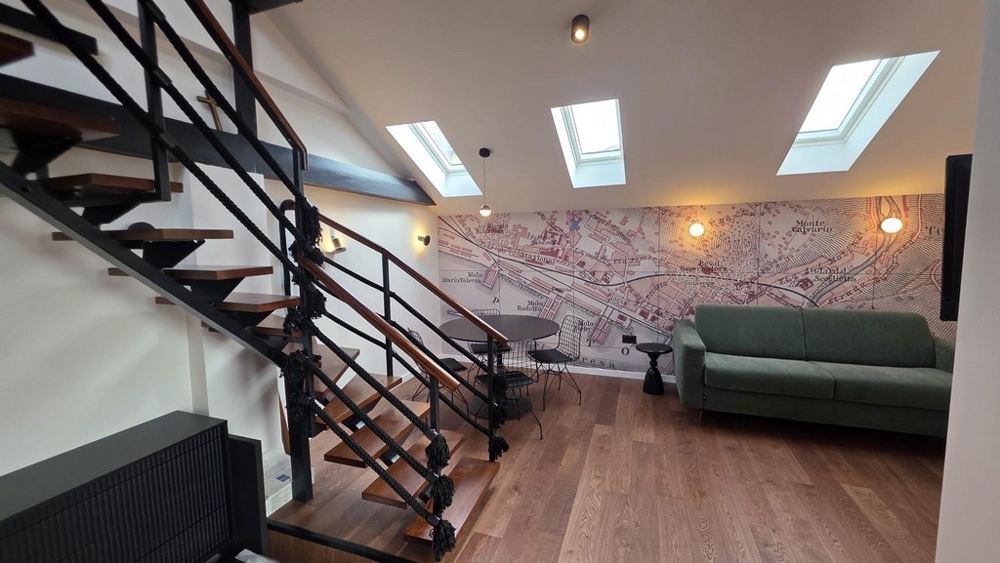 Öppet vardagsrum med galleri och trappa