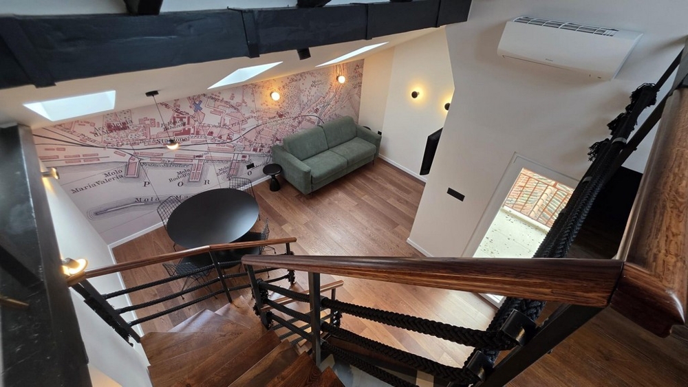 Utsikt från galleriet till vardagsrummet