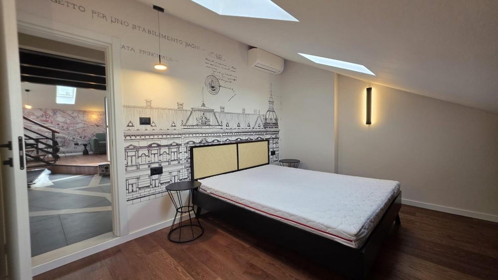 Sovrum med takfönster och inbyggda garderober