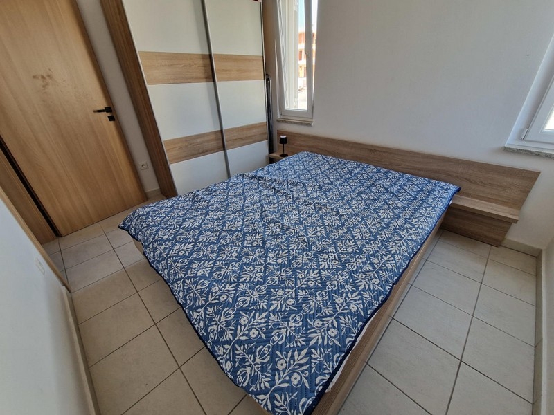 Sovrum med garderob och utsikt mot fönster