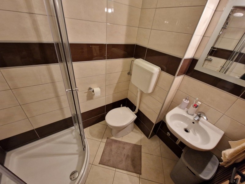 Badrum med dusch och handfat