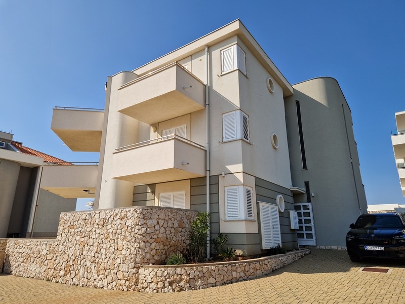 Bostadshus med parkeringsplatser framför huset