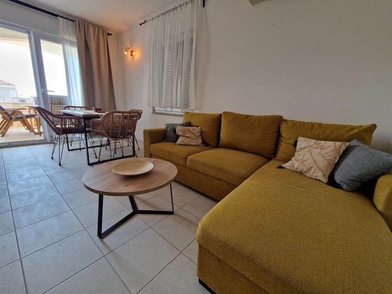 Öppet vardagsrum med matplats och kök