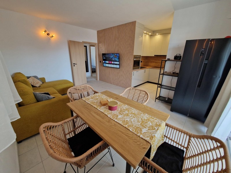 Modernt utrustat kök med elektriska apparater