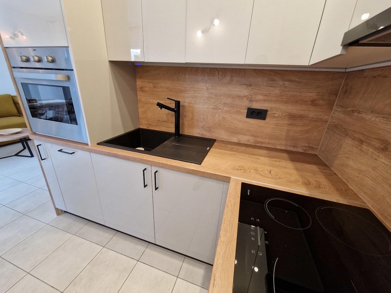 Detaljerad vy över köket med diskbänk och arbetsyta