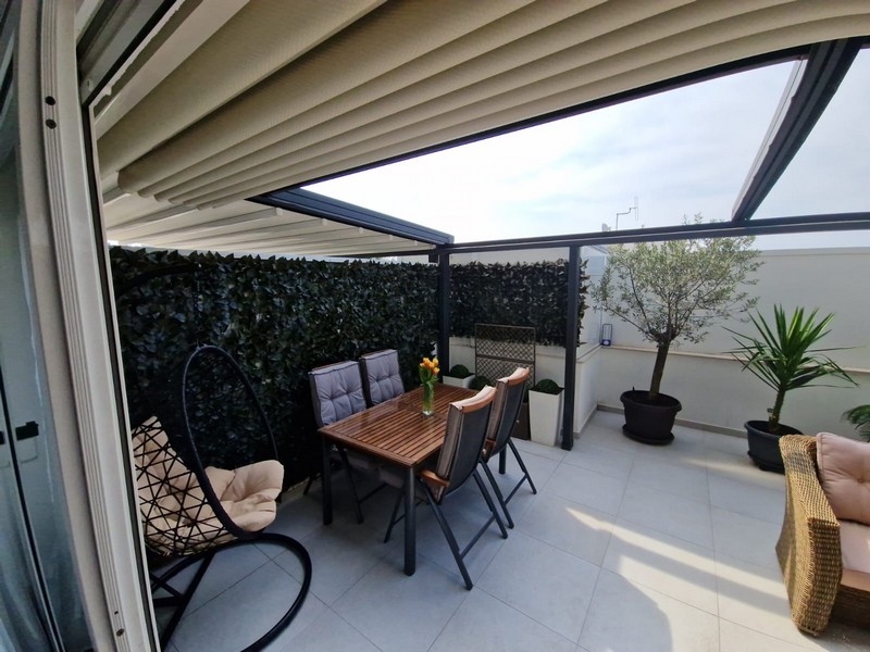 Rymlig terrass på fastighet A3901 i Dalmatien.