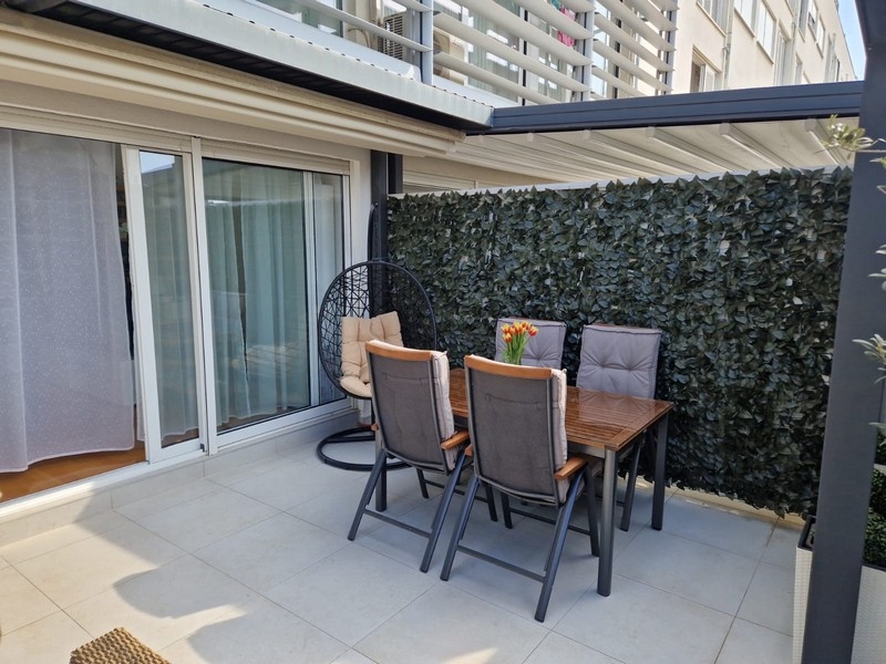 Terrass med pergola och sittgrupp