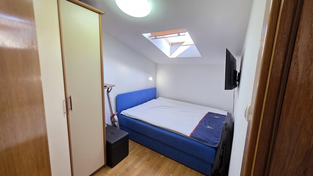 Sovrum med takfönster och enkelsäng